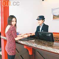 酒店重視氣氛營造，連服務員也穿上火車職員制服。