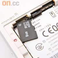 支援microSD卡，不過要拆電換卡。