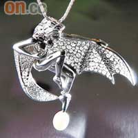 Ariel鑽石白金吊墜將蝙蝠與女性胴體融為一體，向兩邊張開的翅膀共鑲有244顆白鑽，腳踝繫着渾圓的珍珠，限量推出12枚。$375,000