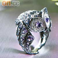 Bestiaire彩寶石貓頭鷹戒指，白金上鑲嵌紫水晶、鑽石、紫羅蘭和粉色藍寶石。$137,300