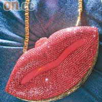 這款嘴唇Clutch Bag將於來季率先在On Pedder發售，除嘴唇外還有經典的眼睛款式。未定價