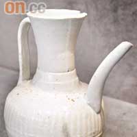 不少瓷器均註明出產地，如這個印花喇叭口執壺就是福建德化窰出品。