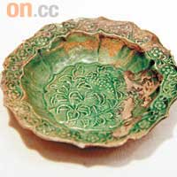 從這隻宋綠釉印花折腰碟，可感受當時細緻的手藝。