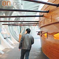 博物館布置相當講究，例如部分展館有仿木船船身的牆壁點綴。