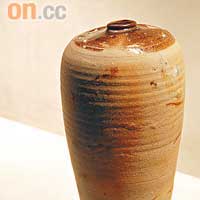 水下考古隊起出的寶物以瓷器為主，如這款宋素面長身小口瓶。