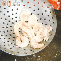 燒熱油後將蝦放入，炸2、3分鐘至硬身即可撈起。