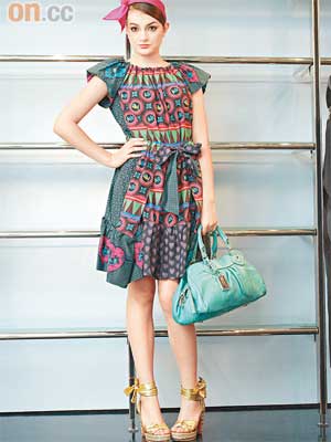 藍綠色花Print連身裙 $4,990<BR>小羊皮手袋 $4,790<BR>黃色Sandal $4,290