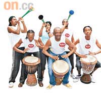 圖中的南非藝人正在敲打Djembe，即非洲鼓，起源於肯尼亞部落，是當地土著樂器，多於婚禮、戰事、農作物豐收等場合下演奏。