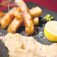 Fish & Chips $220<BR>使用來自亞特蘭大最優質的鱈魚炮製的魚手指，鮮味之餘口感更佳，配合以大Size薯仔製作而成的厚身薯塊，絕非港式「魚柳薯條」可比。
