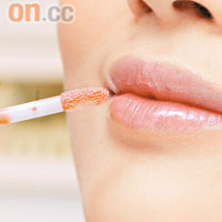 Step 5<br>在臉頰兩旁沿腰果形打斜掃上橙色胭脂，在櫻唇上塗上淡色Lip Gloss增強透明亮澤感。