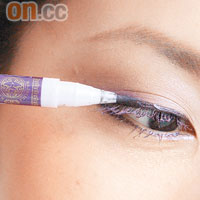 Step 3<br>用深紫色眼線液勾畫上眼線以及下眼線眼尾1/3位置，再用幻彩珍珠紫色眼線液勾畫下眼線眼頭至中間位置。