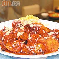 GuGu韓風醬汁雞 $168全隻、$98半隻<BR>雞件以真空機炸脆，再淋上秘製的醬汁，雞肉香軟，醬汁酸酸辣辣好惹味，作為佐酒小食，一流。
