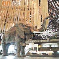 非洲大象踏在大堂中央，十足Safari味道。