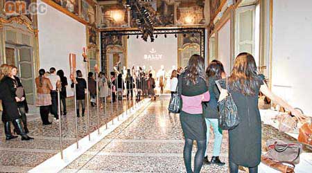Bally將預展室布置成展覽格局，規劃路線圖，讓參觀者逐一欣賞作品。