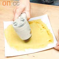 將鐵氰化鉀、檸檬酸鐵銨及清水混合後，隨意掃在白紙上，再用風筒吹乾。