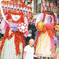 近年印度商事每逢過印度新年時，都會託陳桂洲紮各款印度神像。