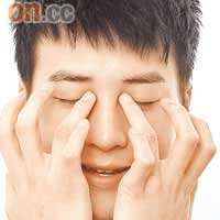 用無名指腹沾取適量的眼部精華，以點壓方式在眼頭位置輕壓，幫助減輕眼腫的情況。