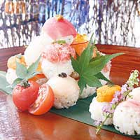 Bubbles Sushi $120/6件、$180/12件<br>招牌菜「球」「球」足料，壽司飯混合了大葉碎、薑、香草及芝麻等，味道更豐富，飯面更鋪上新鮮刺身，像帶子、黑目鯛、海膽、三文魚等。