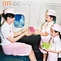 導師會扮演乘客，讓扮演空中服務員的小朋友送上飛機餐。