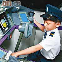 小機師可進入模擬飛機駕駛艙，了解駕駛運作。