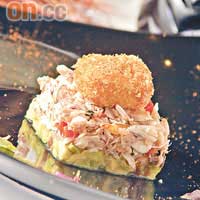 Steamed Dungeness Crabcake $170<br>蟹肉以檸檬汁等調味，底層襯着牛油果醬；面頭放着固體化蛋黃醬，炸起切開卻仍是液態，有驚喜。