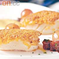 Cornflake-Crusted Hokkaido Scallops $130<br>兩粒大大的北海道帶子，一面沾上粟米片再煎香至半熟，咬落面層脆卜卜，而內裏保持溏心。