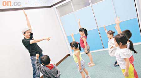 小朋友跳功夫舞，同時訓練聽從指示的能力。