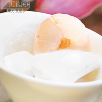頭盤<br>椰子咖喱配鮮荔枝是頭盤小甜點，分量很的骰，主要用來清新味蕾。食材方面，以時令為主。