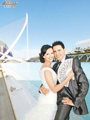 登對非常的Raul及Marta，以前衞的藝術科學城作新婚照背景。