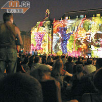 每晚11點在Palais de la Bourse廣場都會上演聲色藝俱全的投影Show。