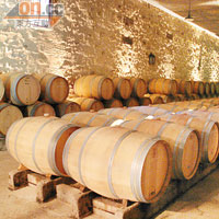 酒窖存放了不少酒桶，全部注滿等待發酵的葡萄酒。