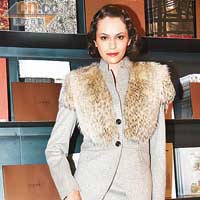 Cashmere tailcoat連fur collar 	$63,240Tail dress 	$10,000