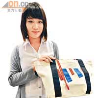 靚女大學生推介紅白藍「愛泰國」系列布袋，350至950 Baht（約HK$75~$238）。