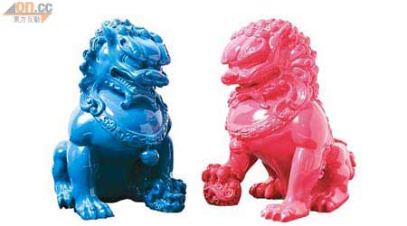 見慣見熟的石獅子換上Shocking Pink同彩藍油漆，即時潮起來！$960/對