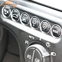 各項行車控制按鈕置於軚環右下方，設計有特色。
