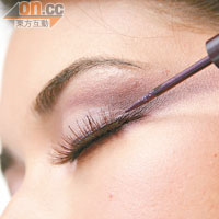 Step 2 在眼尾位置掃上紫色眼影，向外拉開至耳側位，製造延長效果。