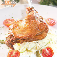 Confit de Canard $178<br>依照法國最正宗做法，將鴨腿以鴨油、香料等浸泡2至3日，完全入味後煎香鎖住肉汁，最後焗香，直至皮脆肉嫩，難怪連地道法國人都讚好。