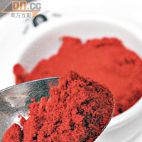 除了番紅花，還要加入Paprika粉增加色澤及香氣。