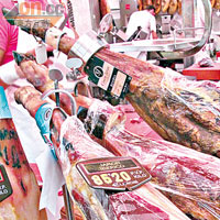 西班牙國寶級食品黑毛豬火腿Jamon Iberico，每公斤盛惠€86（約HK$851），比香港便宜。