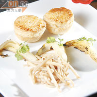 Mushroom and Onion Pie（Sunday Brunch主菜選擇之一）<br>蘑菇及洋葱煮成酥皮撻的餡料，旁邊伴以蘑菇絲及萵苣菜絲增添色香味。