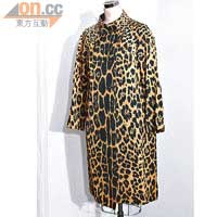 在Portobello購買，帶復古味道的豹紋雨衣。