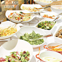 沙律吧設在餐廳的左手邊，廚師會不時留意沙律的「銷情」，一清碟便會立即補充。