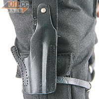 仿皮製的槍袋極具質感，光澤程度可與真皮相比。