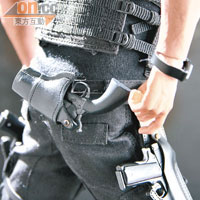 照足電影的角色設計，腰後掛上左輪連槍套，可以擺出龍哥拔槍反擊的甫士。