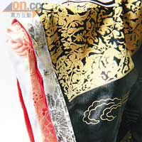 皇袍有多層Layer，袖口則係織綿布，可輕易壓印出多種花紋！