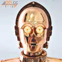 C-3PO頭部有亮燈裝置，令瞳孔及細紋清晰可見，唔似其他廠用塗裝模擬出來。