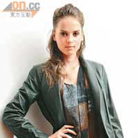 Nicole Farhi Multi-color圖案連身裙 $5,290<BR>綠色皮外套 $7,990