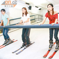 初學者需要扶着欄杆學好正確姿勢，才會啟動滑雪機進行練習。