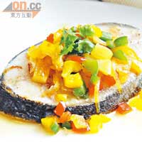 香煎銀鱈魚配菠蘿三色椒醬汁（a）