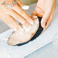 步驟︰銀鱈魚洗淨、抹乾後，塗上鹽及胡椒醃10分鐘，然後拍上生粉。